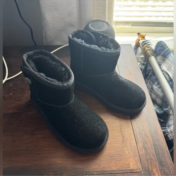 UGG Black Suede Boots KIDS - Picture 2 of 5